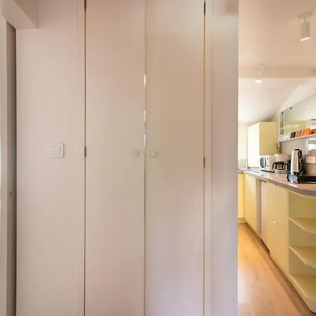 Chic And Minimalist Balat Daire
