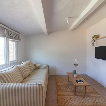 Chic And Minimalist Balat Daire