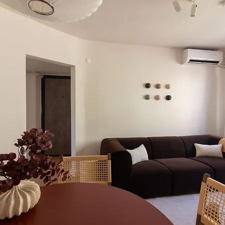 Chic And Minimalist Balat
